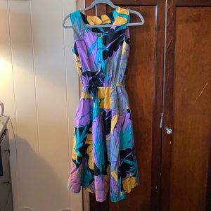 Vintage leaf design dress with pockets!